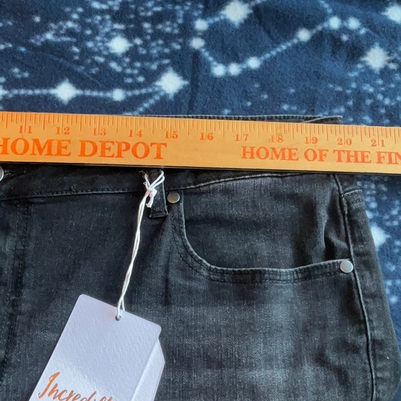 A Beautiful Soul Black Wash 5” High Rise Jean Short Size 18, NWT - Picture 5 of 15